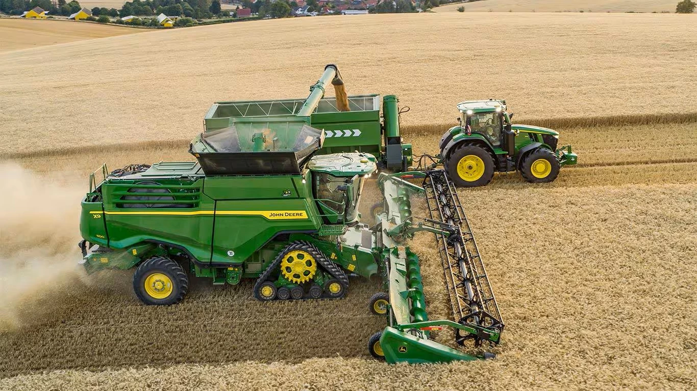 Quand la moissonneuse-batteuse guide le tracteur à la vidange